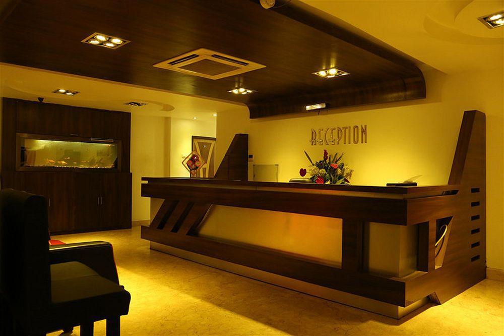 The Retreat Hotel Guduvancheri Exterior photo