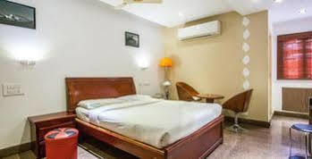 The Retreat Hotel Guduvancheri Exterior photo