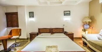 The Retreat Hotel Guduvancheri Exterior photo