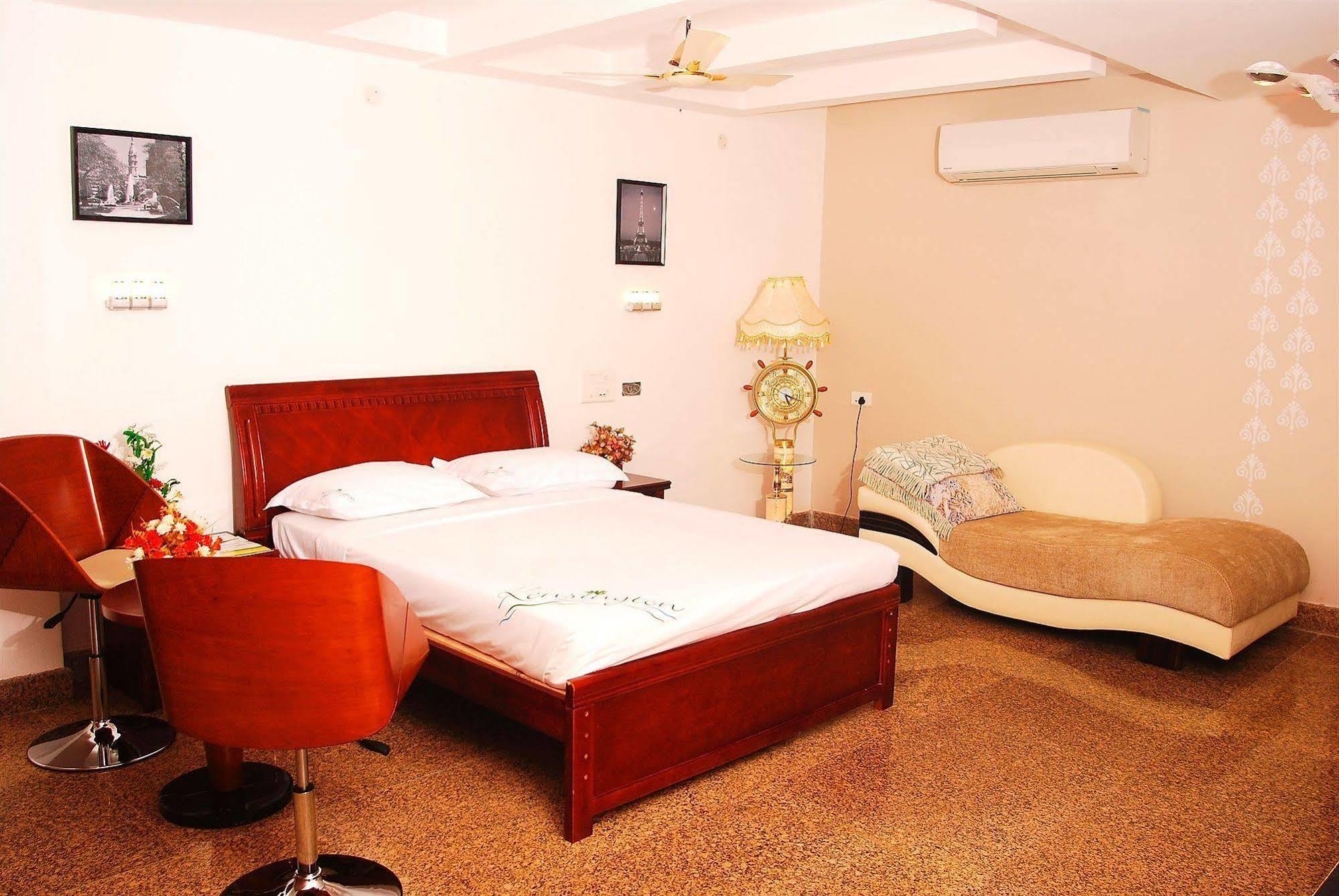 The Retreat Hotel Guduvancheri Exterior photo