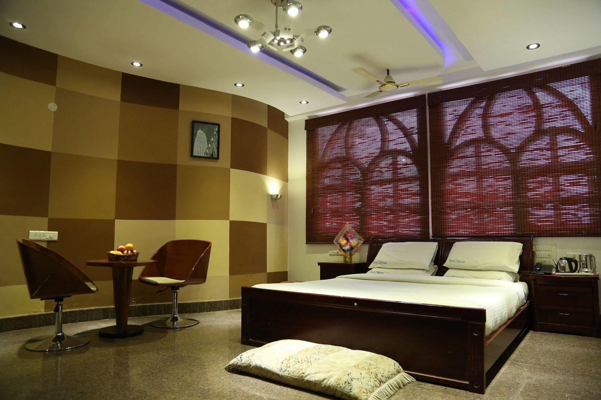 The Retreat Hotel Guduvancheri Exterior photo