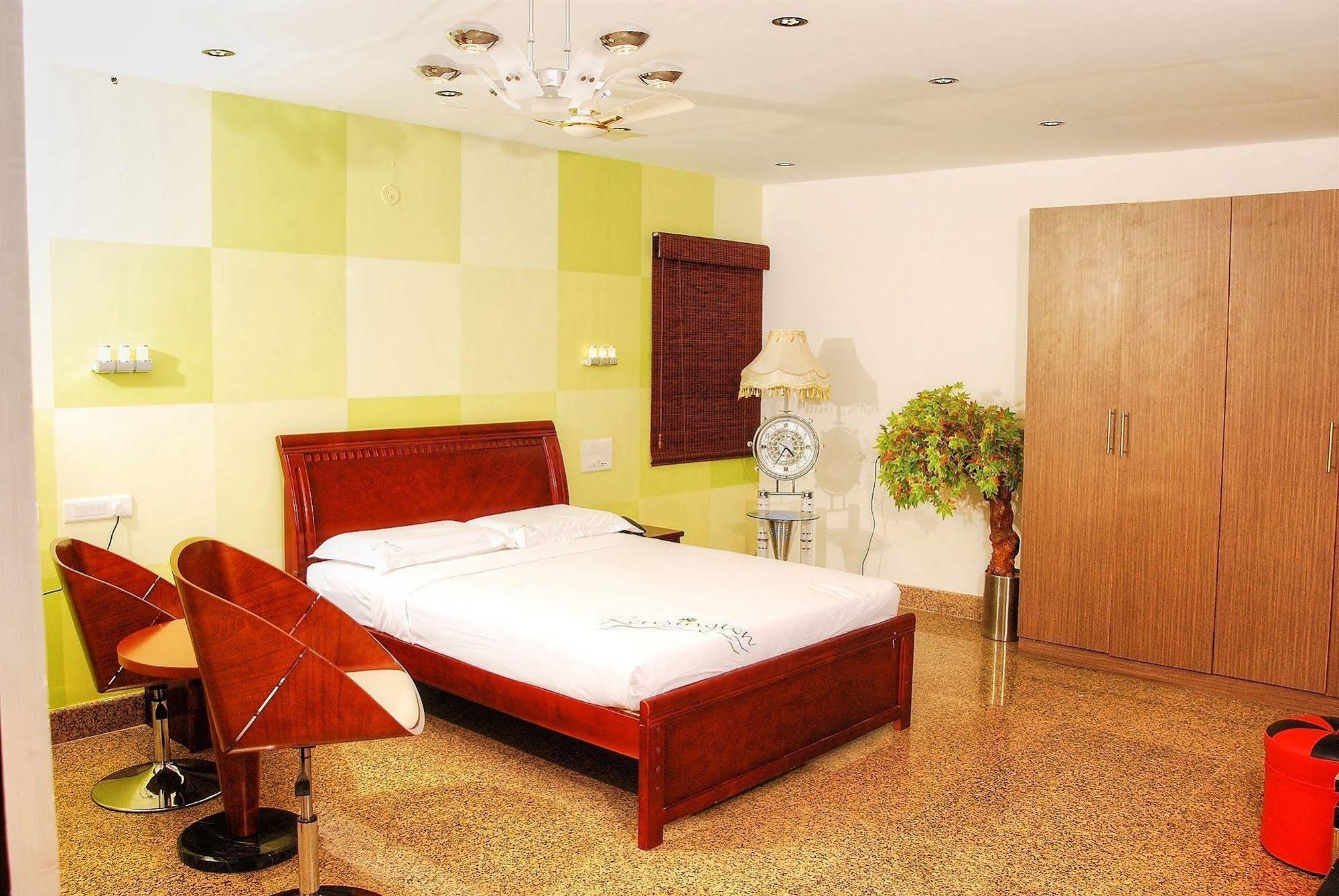 The Retreat Hotel Guduvancheri Exterior photo