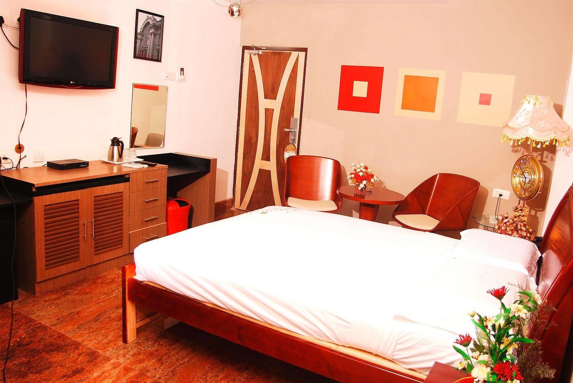 The Retreat Hotel Guduvancheri Exterior photo