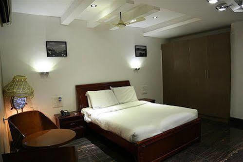 The Retreat Hotel Guduvancheri Exterior photo