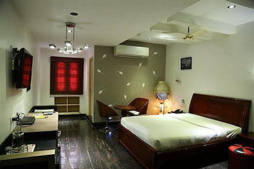 The Retreat Hotel Guduvancheri Exterior photo